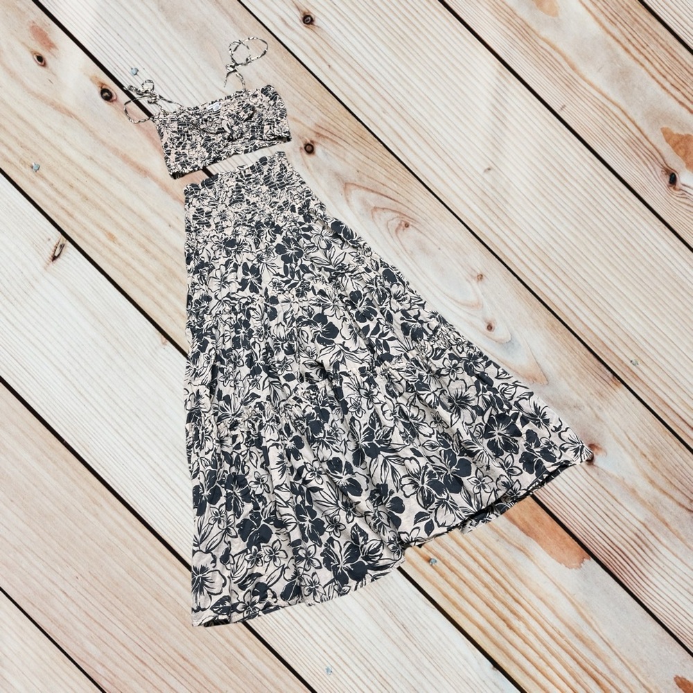 American Eagle black/white floral smocked crop top & skirt set - Picture 2 of 14